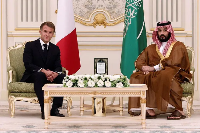 مأموریت دوگانه مکرون